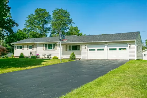 41 Viscount Dr, Rochester, NY 14623