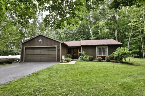 13 Watchman Ct, Chili, NY 14624