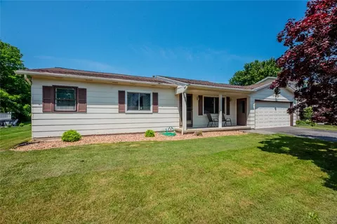 32 Renaissance Dr, Greece, NY 14626