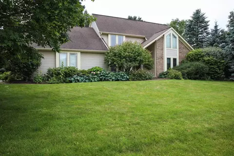 3 Cabernet Cir, Perinton, NY 14450
