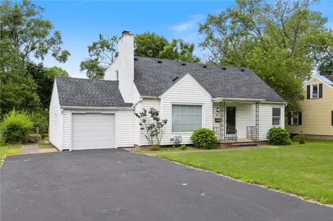 31 Meadow View Dr, Penfield, NY 14526