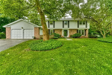 29 Ambleside Dr, Perinton, NY 14450