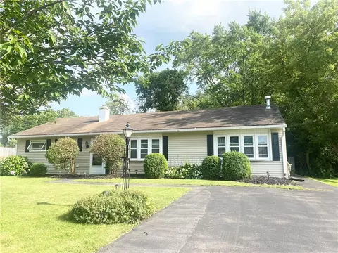34 Elmhurst Cir, Aurelius, NY 13021