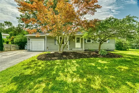 18 Blueberry Cres, Rochester, NY 14623