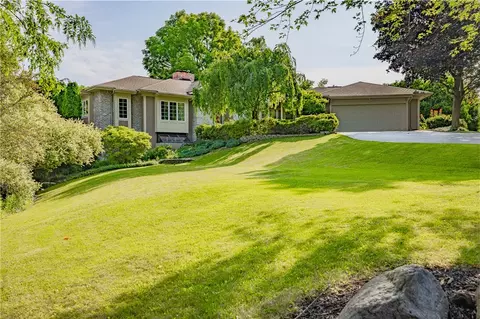 22 Brookwood Rd, Pittsford, NY 14534