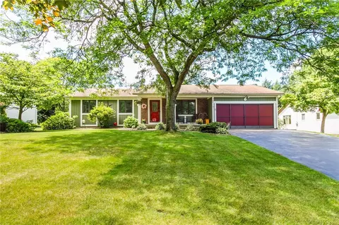 35 Briar Wood Ln, Greece, NY 14626