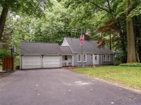 746 Oakridge Dr, Irondequoit, NY 14617