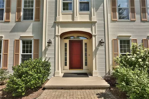 18 Devonwood Ln, Pittsford, NY 14534