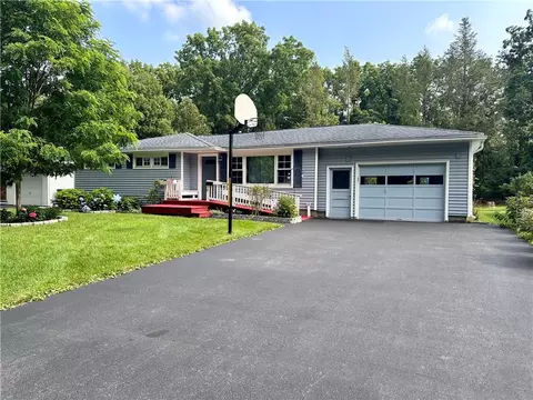 8 Henry Cir, Gates, NY 14624