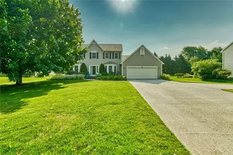 757 Close Cir, Webster, NY 14580