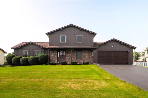 17 Clearwater Cir, Greece, NY 14612