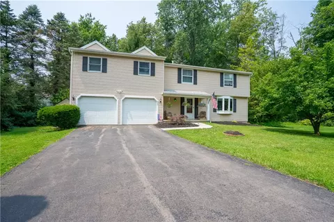 902 Copperkettle Rd, Webster, NY 14580