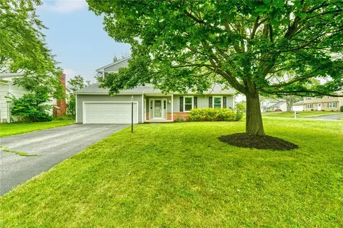 18 Strawbridge Rd, Henrietta, NY 14467