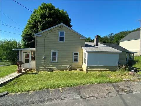 98 King St, Mentz, NY 13140