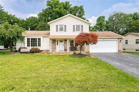 42 Bramblewood Ln W, Gates, NY 14624