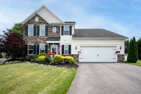16 Stone Hollow Dr, Penfield, NY 14526