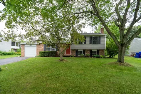 15 Ridge Meadows Dr, Ogden, NY 14559