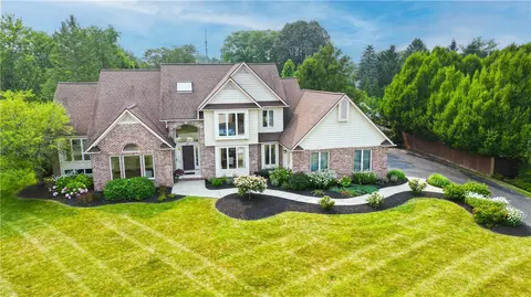 17 Muirfield Ct, Pittsford, NY 14534