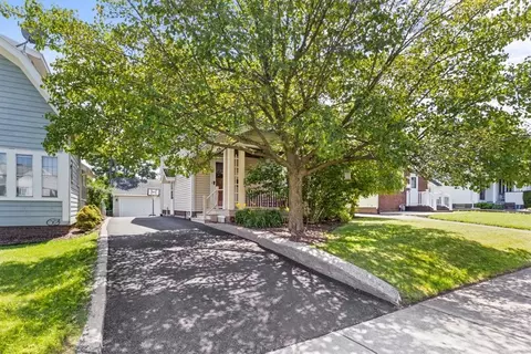 103 Harwick Rd, Irondequoit, NY 14609