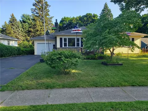 486 Brookview Dr, Irondequoit, NY 14617