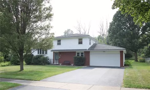 67 Rigney Ln, Greece, NY 14612