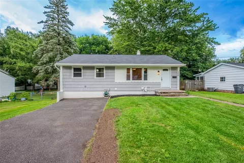 130 Hyde Pkwy, Palmyra, NY 14522