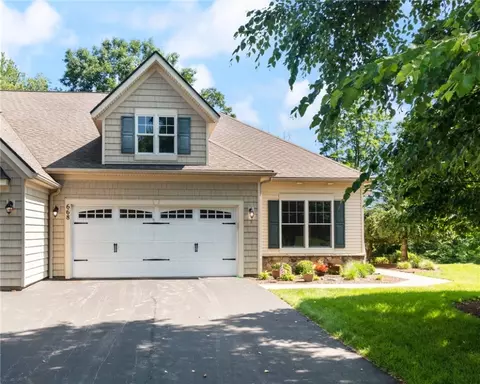 668 Sable Oaks Ln, Rochester, NY 14625