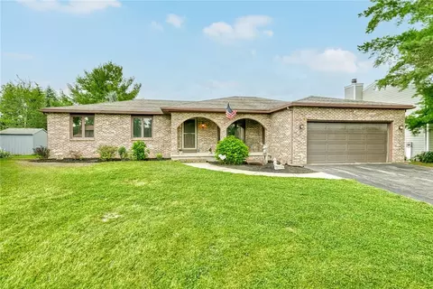 39 Creighton Ln, Greece, NY 14612