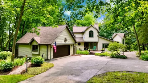 75 Hartfeld Dr, Rochester, NY 14625