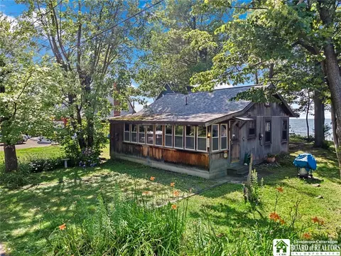 5568 Lakeside Blvd, Fredonia, NY 14063