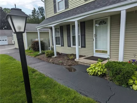 12 Springwood Dr, Webster, NY 14580