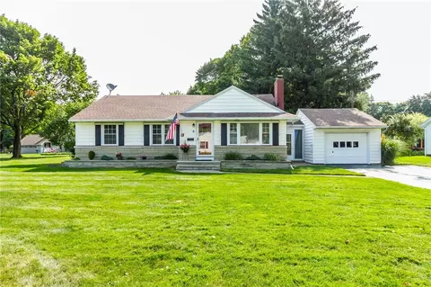 6 Hastings Ln, Irondequoit, NY 14617
