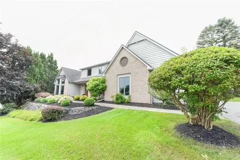 39 Muirfield Ct, Pittsford, NY 14534