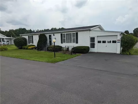 55 Woodside Dr, Bergen, NY 14416
