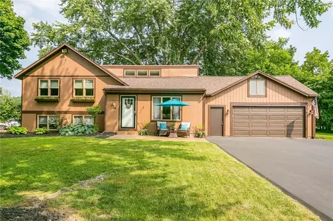 48 Thistlewood Cir, Ogden, NY 14559