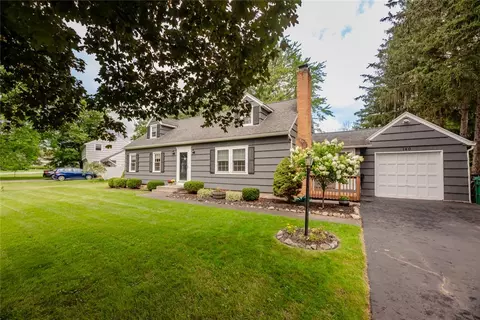 140 Hollyvale Dr, Rochester, NY 14618