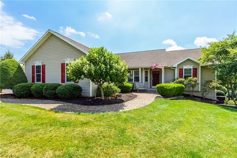 47 Ayrshire Ln, Henrietta, NY 14467