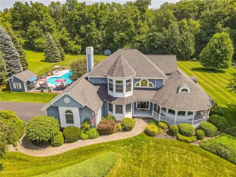 22 Winding Country Ln, Parma, NY 14559
