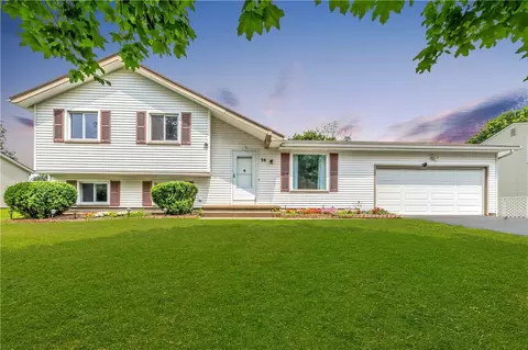 36 Larkins Xing, Greece, NY 14612