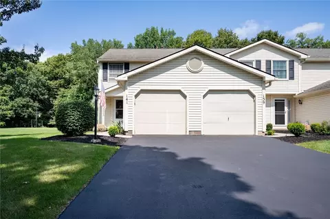 141 Courtshire Ln, Penfield, NY 14526