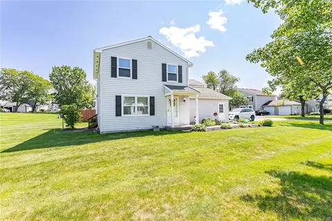 40 Hanna Ln, Webster, NY 14580