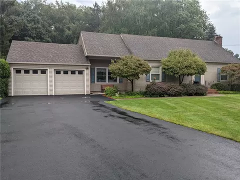 192 Eastgate Dr, Irondequoit, NY 14617