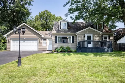218 Oakwood Ln, Webster, NY 14580