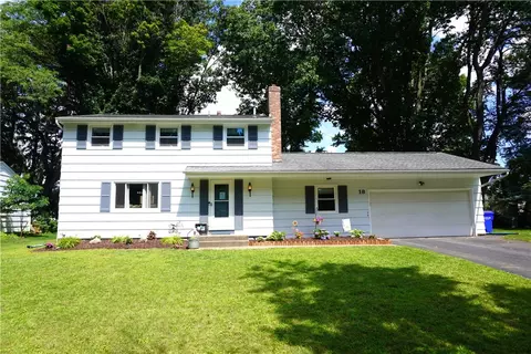 18 Kernwood Dr, Gates, NY 14624