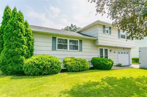 12 Readonna Ln, Penfield, NY 14526