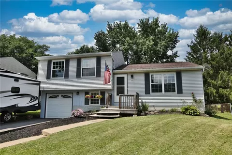 1606 Wheatstone Dr, Farmington, NY 14425