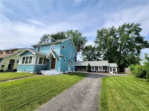 84 Chippendale Rd, Greece, NY 14616