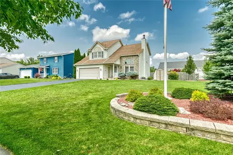 44 Foxshire Ln, Gates, NY 14606