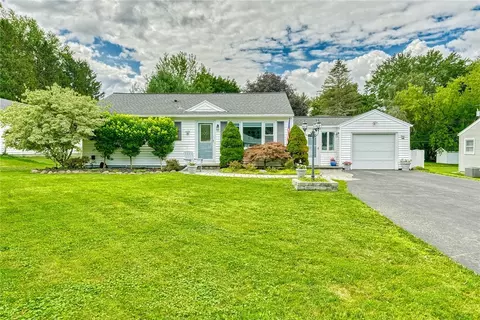 55 Creek Hill Ln, Rochester, NY 14625
