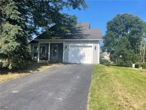 1226 Holland Dr, Farmington, NY 14425